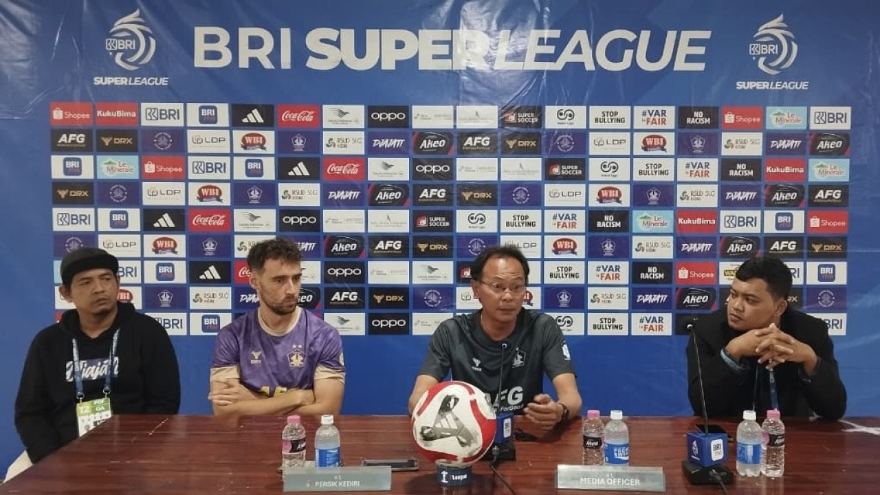 Pelatih Persik Kediri dalam pre-match conference di Gresik. (Foto: Persik Kediri/jatimnow.com)