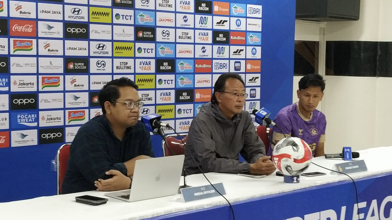 Pelatih Persik Kediri Ong Kim Swee dalam pre-match conference di Solo. (Foto: Persik Kediri/jatimnow.com)