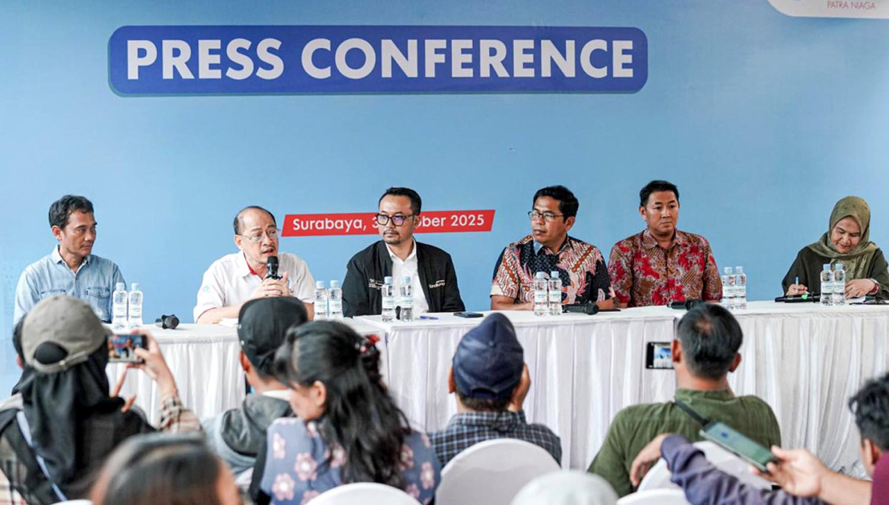 Pertamina menyampaikan hasil uji laboratorium Pertalite dalam konferensi pers di SPBU Jemursari, Surabaya, Jumat (31/10/2025). (Foto/Dokumentasi Pertamina)