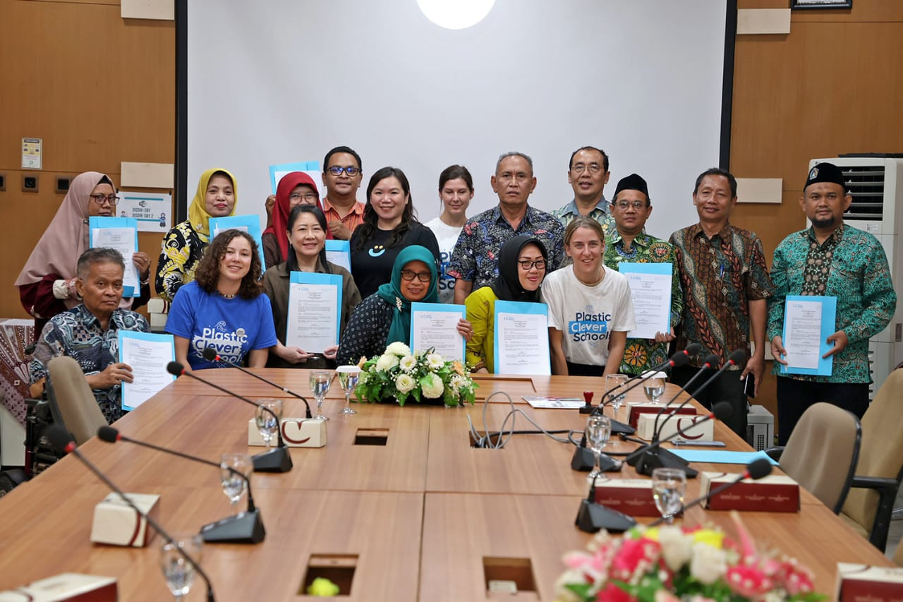 Foto: Penandatanganan MoU plastic clever shool di Surabaya. (Rizky/jatimnow.com)