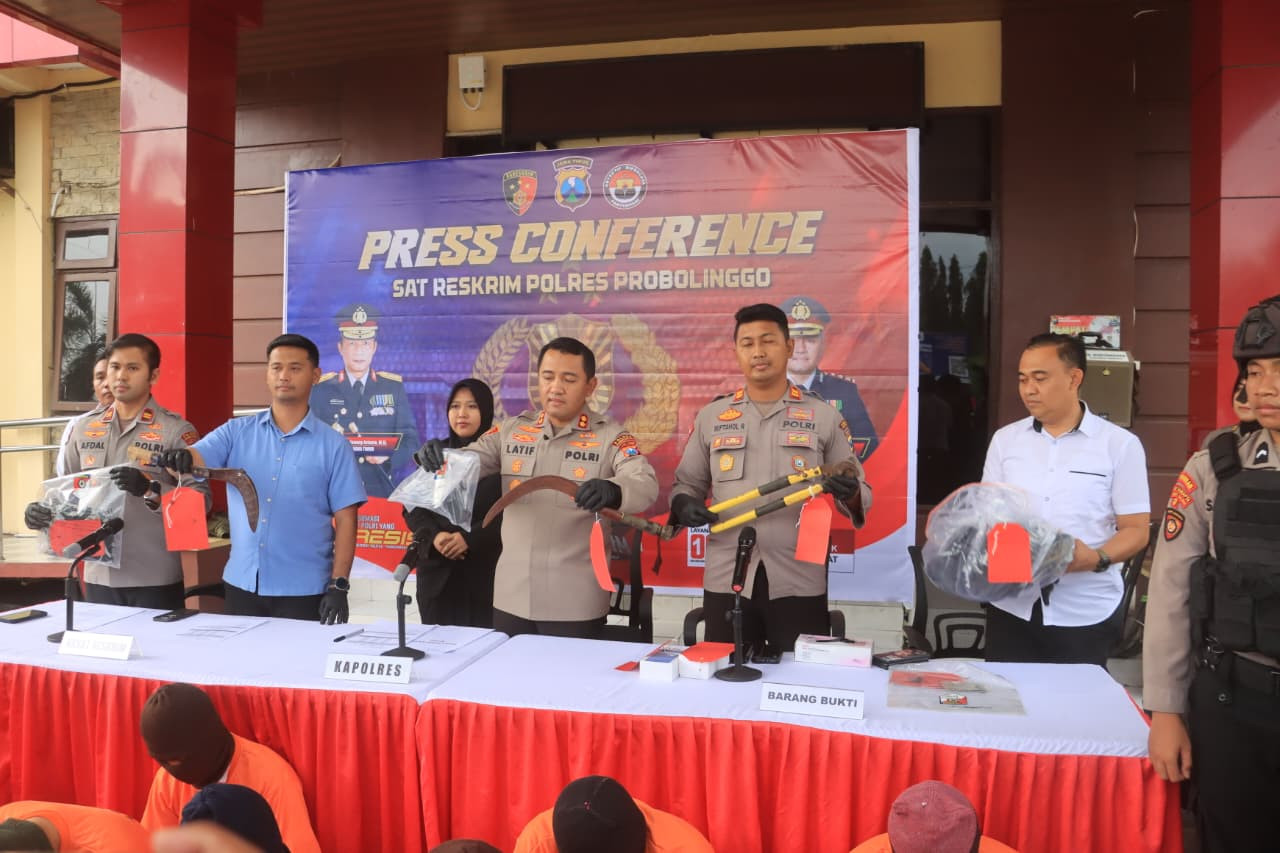 Foto: Polisi menunjukkan barang bukti hasil kejahatan. (Polres Probolinggo/jatimnow.com)