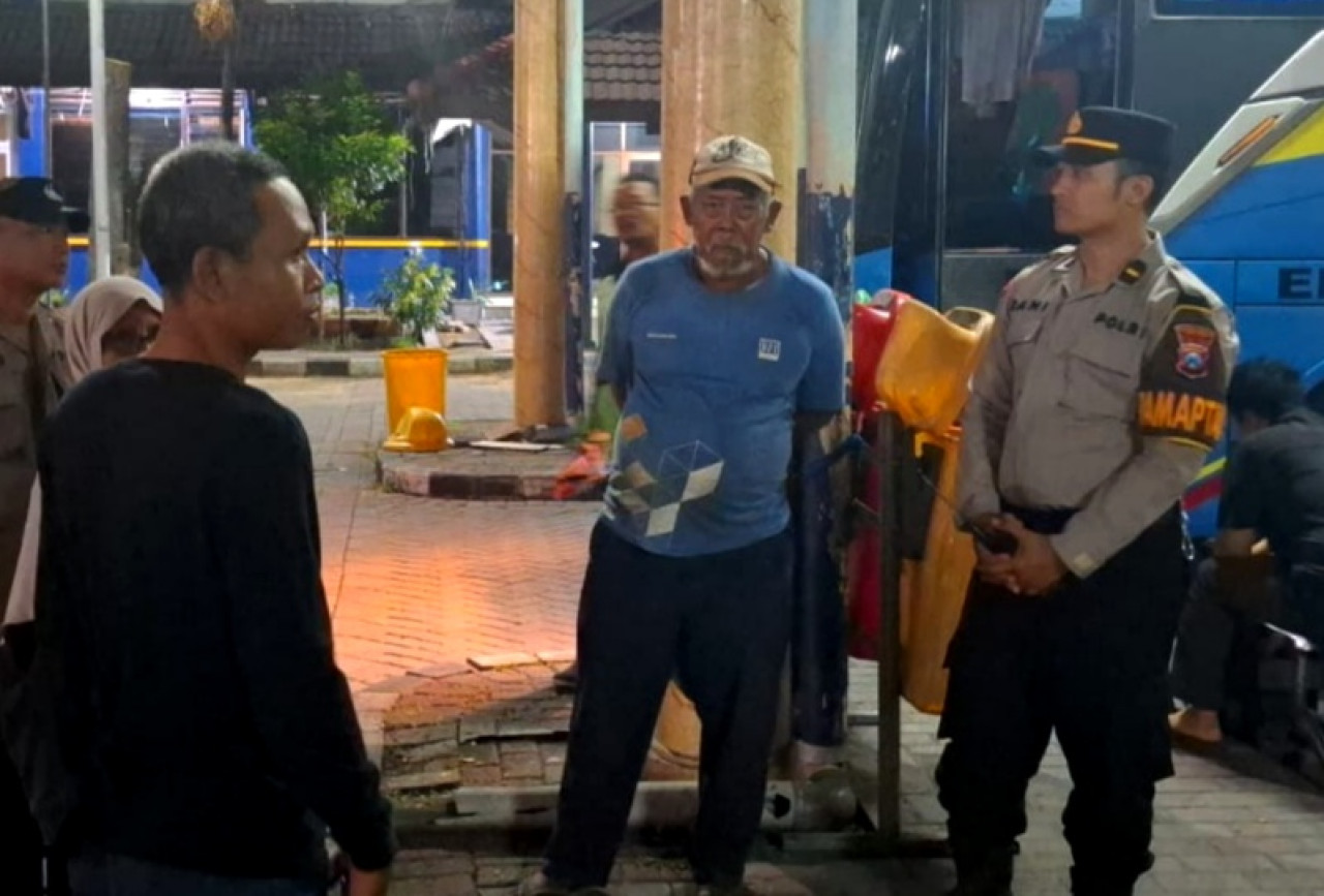 Kakek asal Majalengka yang tersesat (tengah) saat diselamatkan petugas Polres Gresik. (Foto: Humas Polres Gresik)