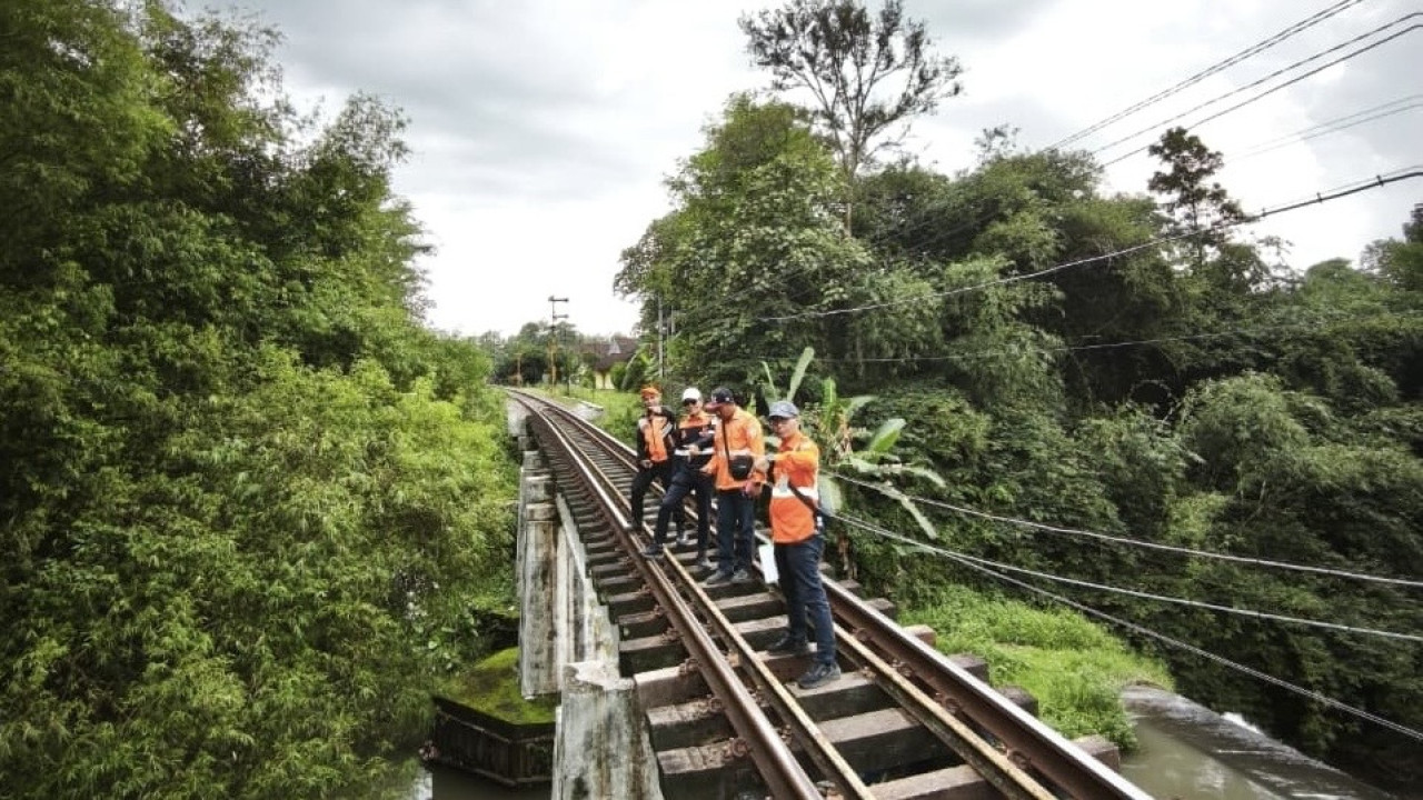 Pemeriksaan jalur Talun-Garum. (Foto: Daop 7 Madiun/jatimnow.com)