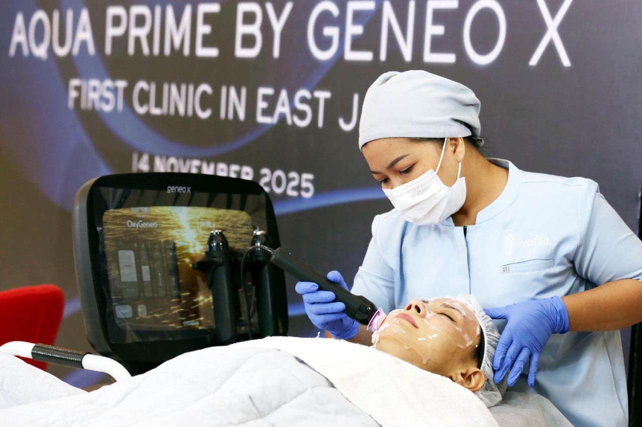 Seorang beautician Profira Clinic sedang melakukan perawatan Aqua Prime Facial dengan teknologi Geneo X pada seorang klien. (Foto: Ali Masduki/jatimnow.com)