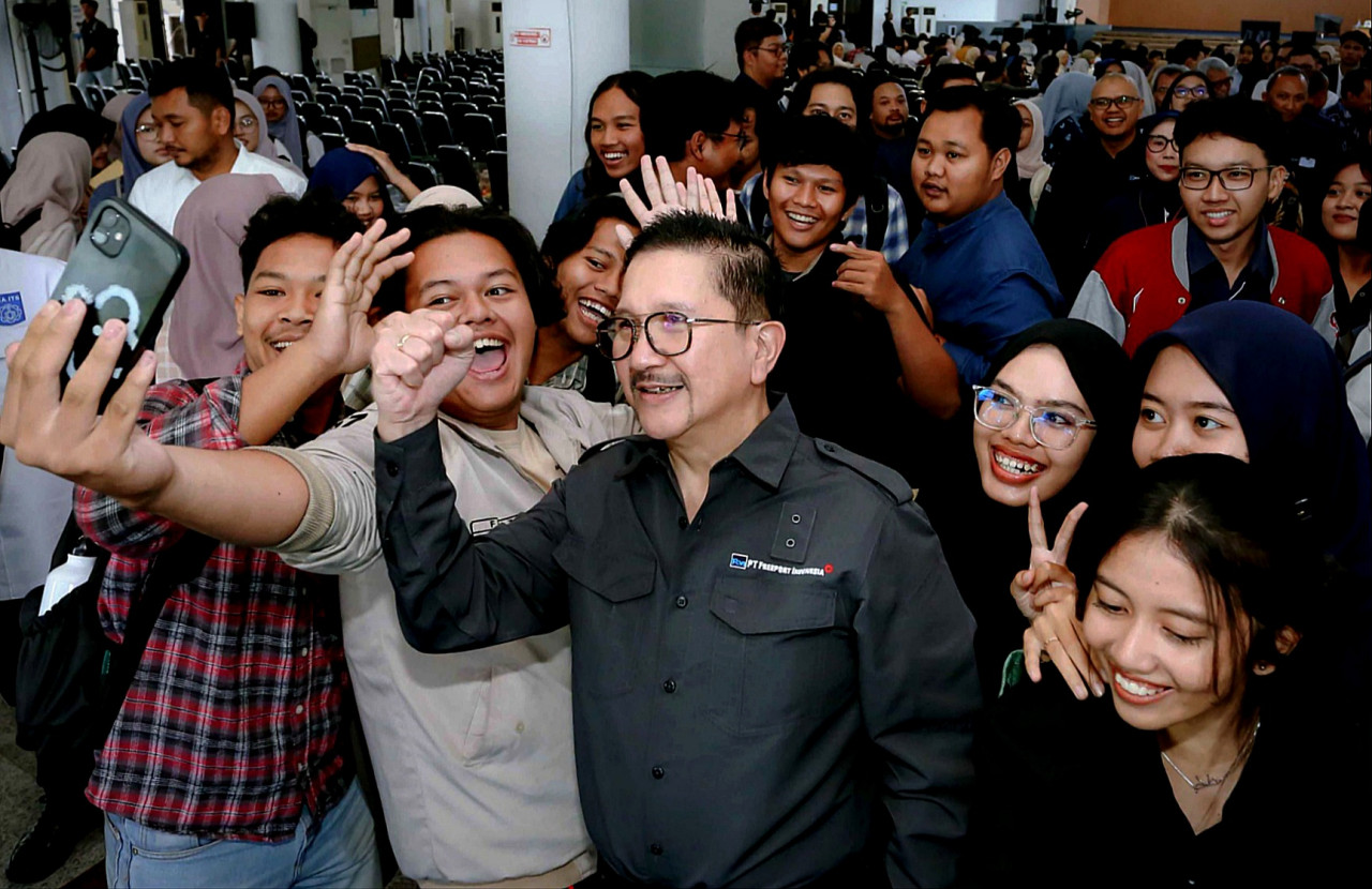 Foto: Presiden Direktur PT Freeport Indonesia (PTFI) Tony Wenas foto bersama mahasiswa di Grha Sepuluh Nopember, Surabaya. (PTFI/jatimnow.com)