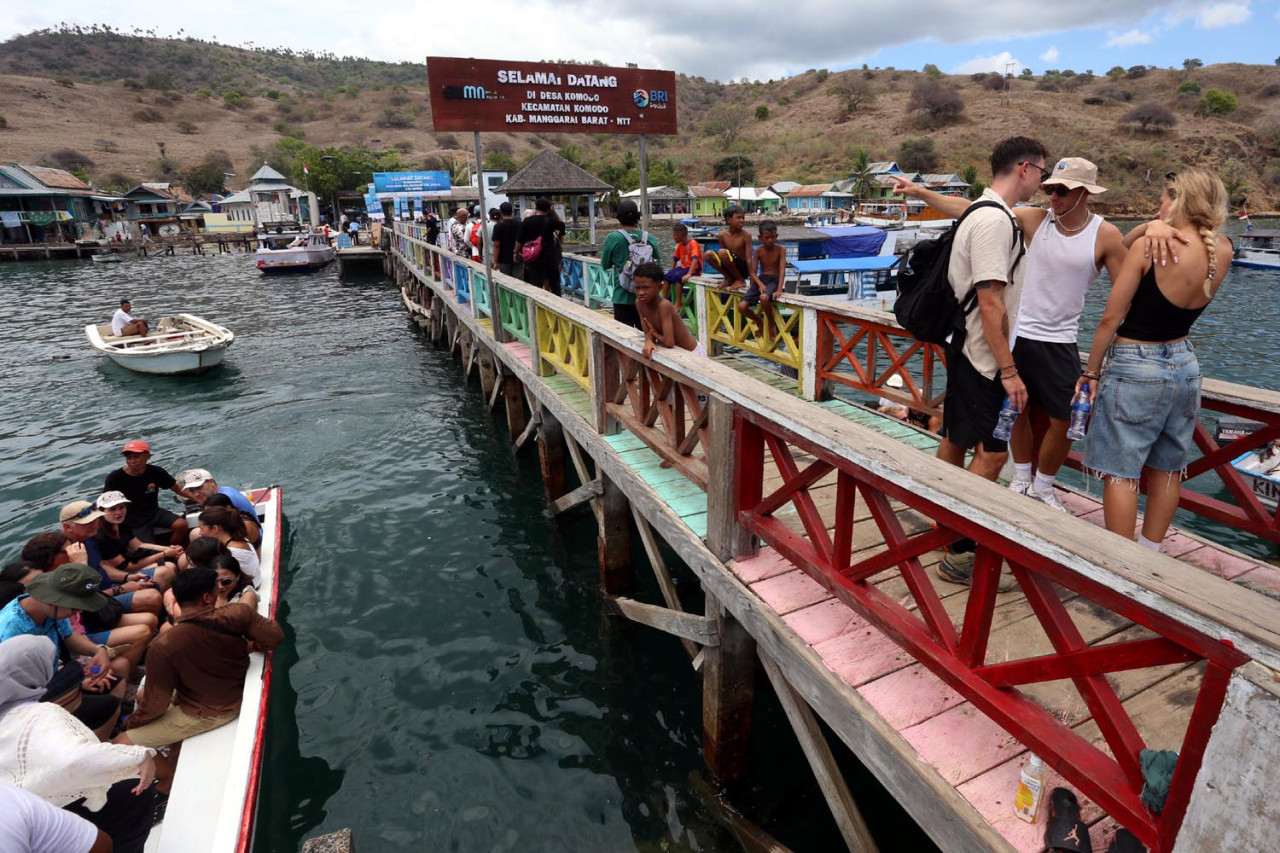 Akses masuk wisatawan di Pulau Komodo. Kawasan ini termasuk bagian dari Taman Nasional Komodo yang telah ditetapkan sebagai warisan dunia oleh UNESCO pada tahun 1991. Sistem ini bukan hanya soal melindungi komodo, tetapi juga mengharmonikan antara konservasi, budaya lokal, dan wisata. (Foto: Ali Masduki/JatimNow.com)