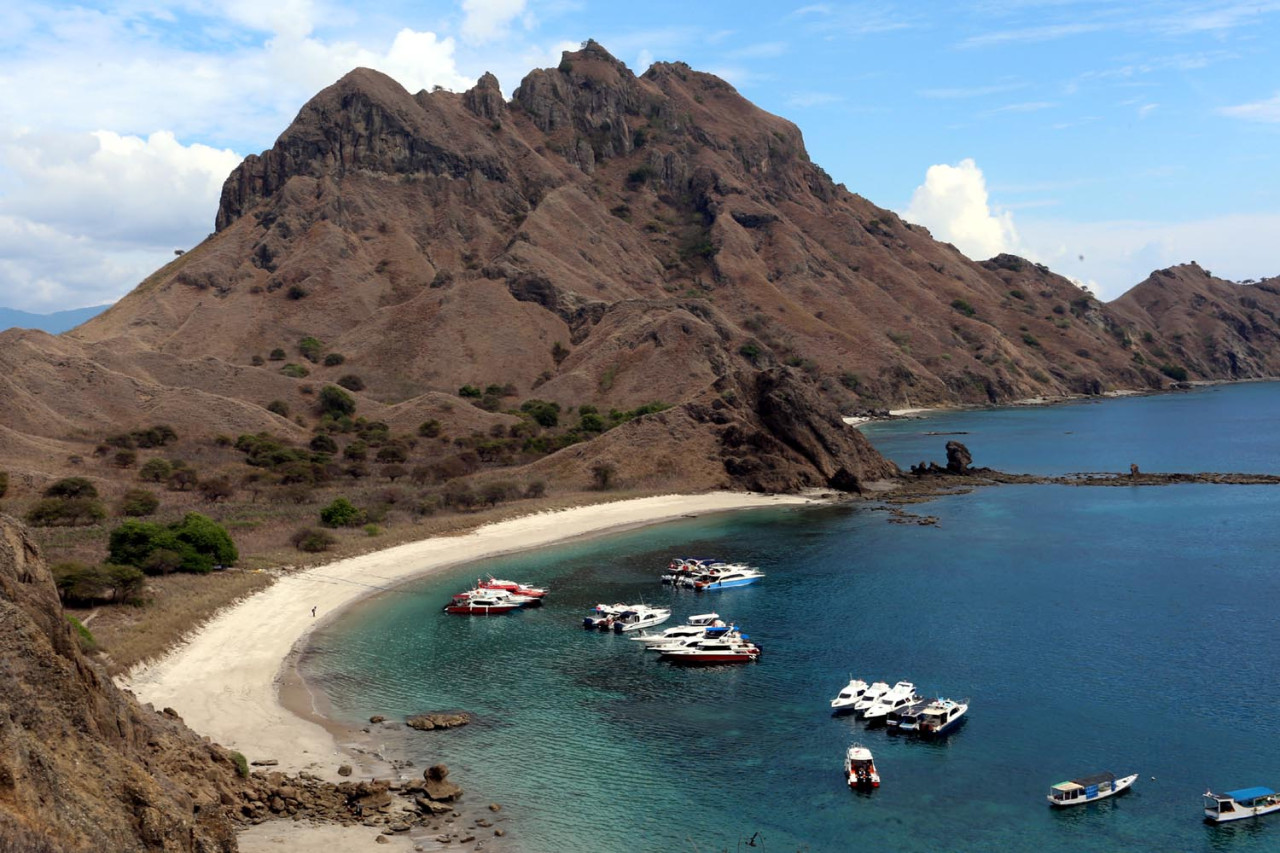 Keindahan alam Pulau Padar yang memukau bahkan diabadikan pada pecahan uang Rp50.000 edisi 2016, menjadikannya semakin dikenal di seluruh penjuru negeri. (Foto: Ali Masduki/JatimNow.com)
