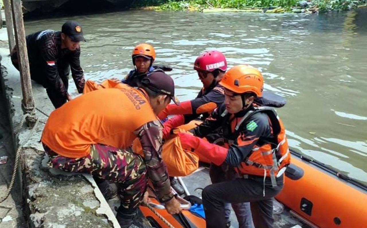 Tim SAR gabungan mengevakuasi jenazah Ahmad Daffa Annil Haq (17), remaja yang dilaporkan tenggelam di Sungai Desa Sidokare, Kecamatan Sidoarjo, Kabupaten Sidoarjo. (Foto/Basarnas Surabaya)