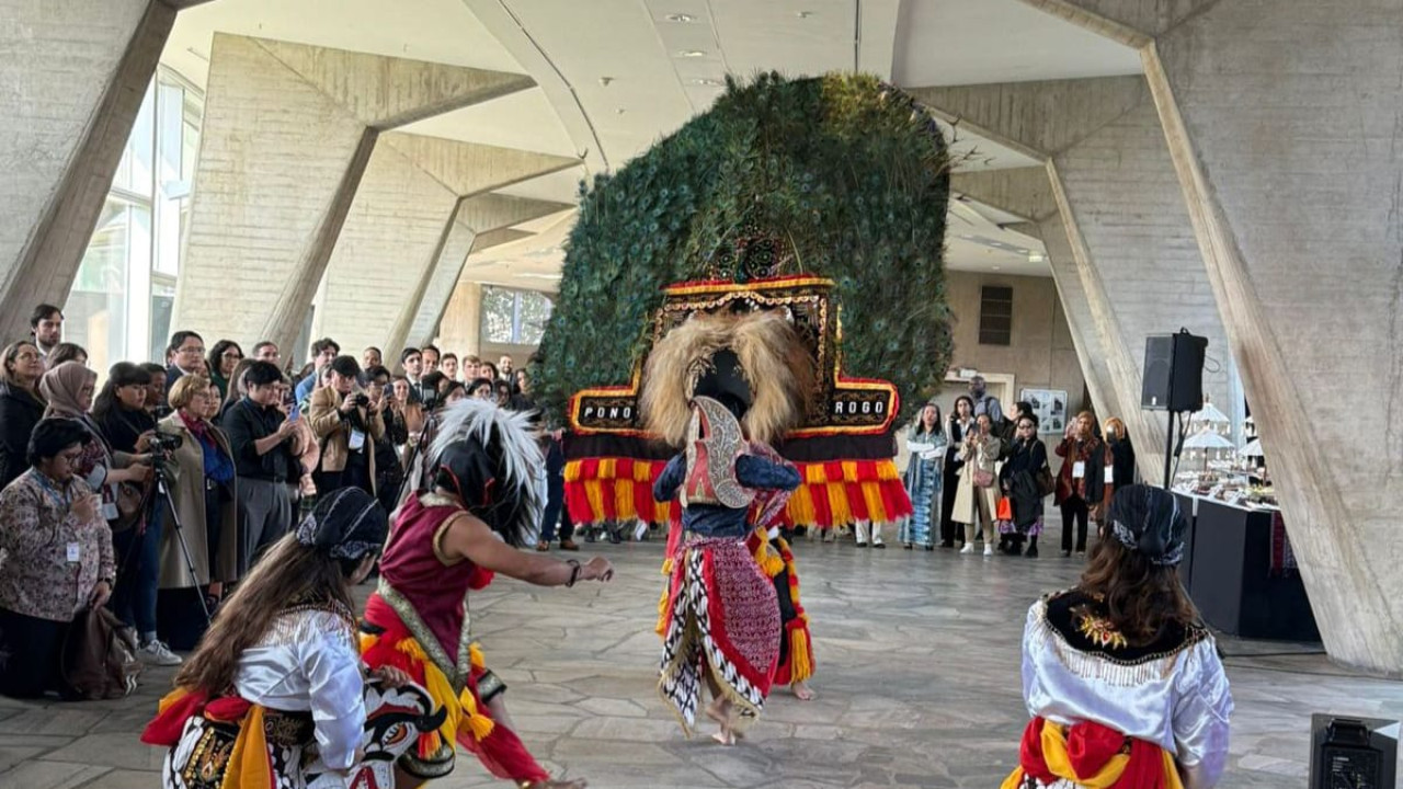 Foto: Reog Ponorogo yang dibawakan oleh seniman Reog dari Ponorogo tampil di markas besar UNESCO pada 14 Oktober 2025, saat pelaksanaan sidang Executive Board UNESCO. (UNESCO/jatimnow.com)