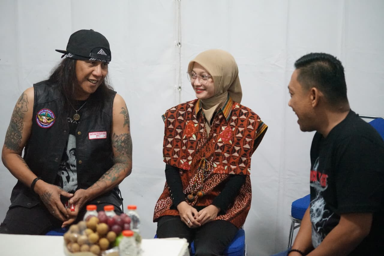 Roy Jeconiah bersama Wali Kota Kediri Vinanda Prameswati dan Anggota DPRD Kota Kediri Katino. (Foto: Pemkot Kediri/jatimnow.com)