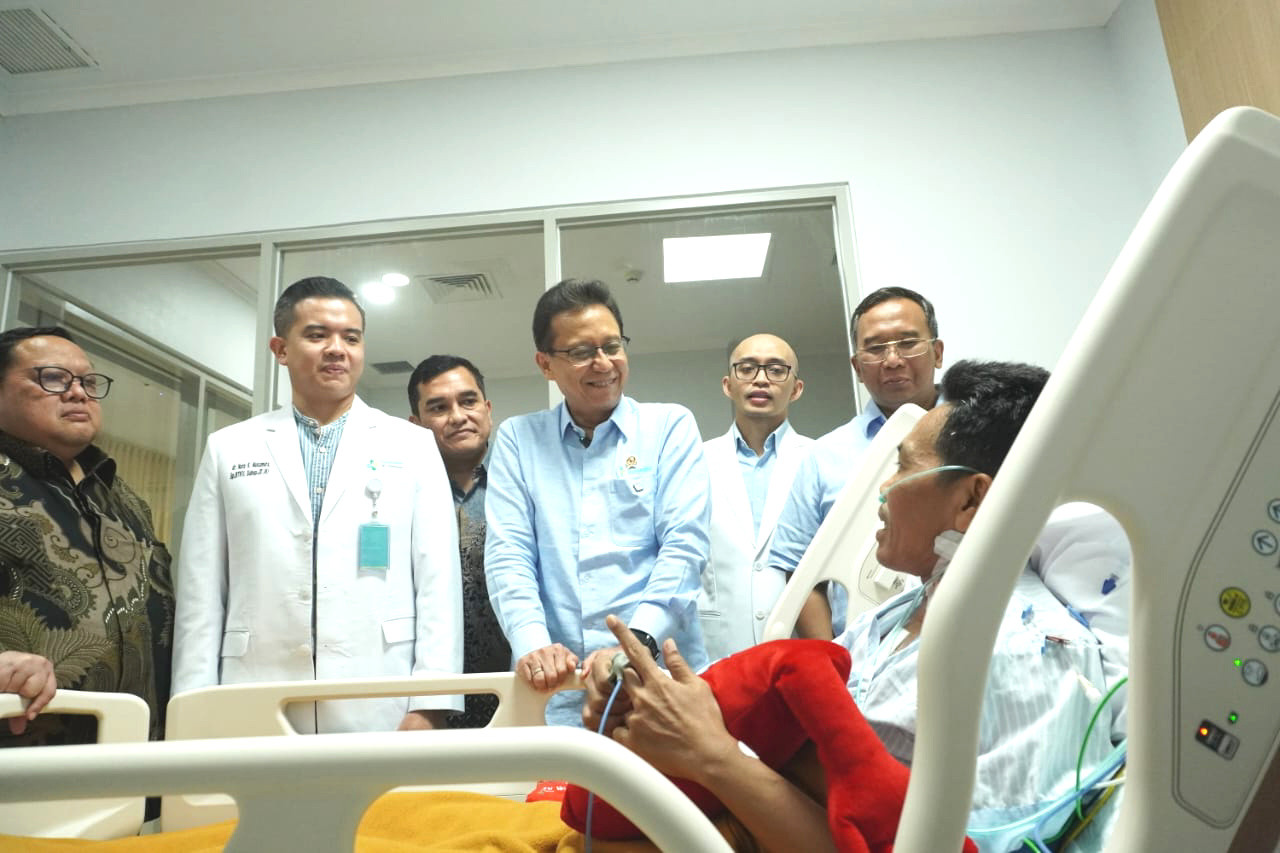 Menteri Kesehatan, Budi Gunadi Sadikin, meninjau pasien di RS Kemenkes Surabaya. (Foto: Julian for JatimNow.com)