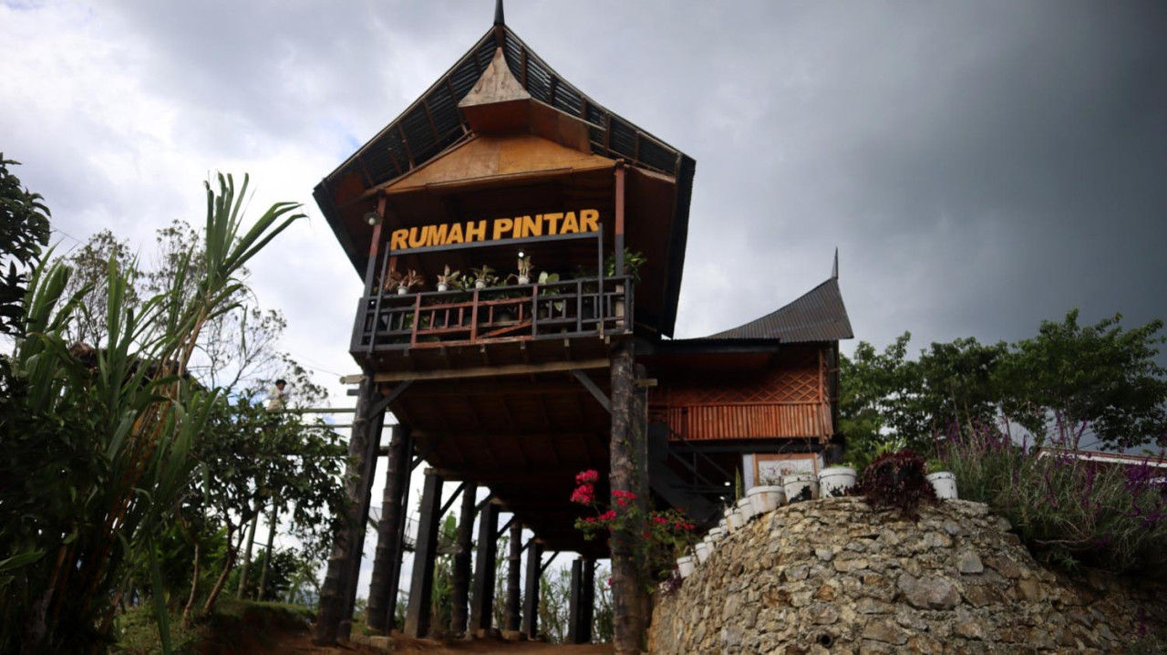 Rumah Pintar yang lahir dari gotong royong warga berfungsi sebagai ruang belajar, diskusi, dan pusat kegiatan masyarakat serta mampu menciptakan berbagai inisiatif, mulai dari rumah produksi gula semut, rumah maggot, bank sampah, hingga pemancingan ikan yang memberi manfaat nyata bagi warga sekitar. (Foto: Astra for JatimNow.com)