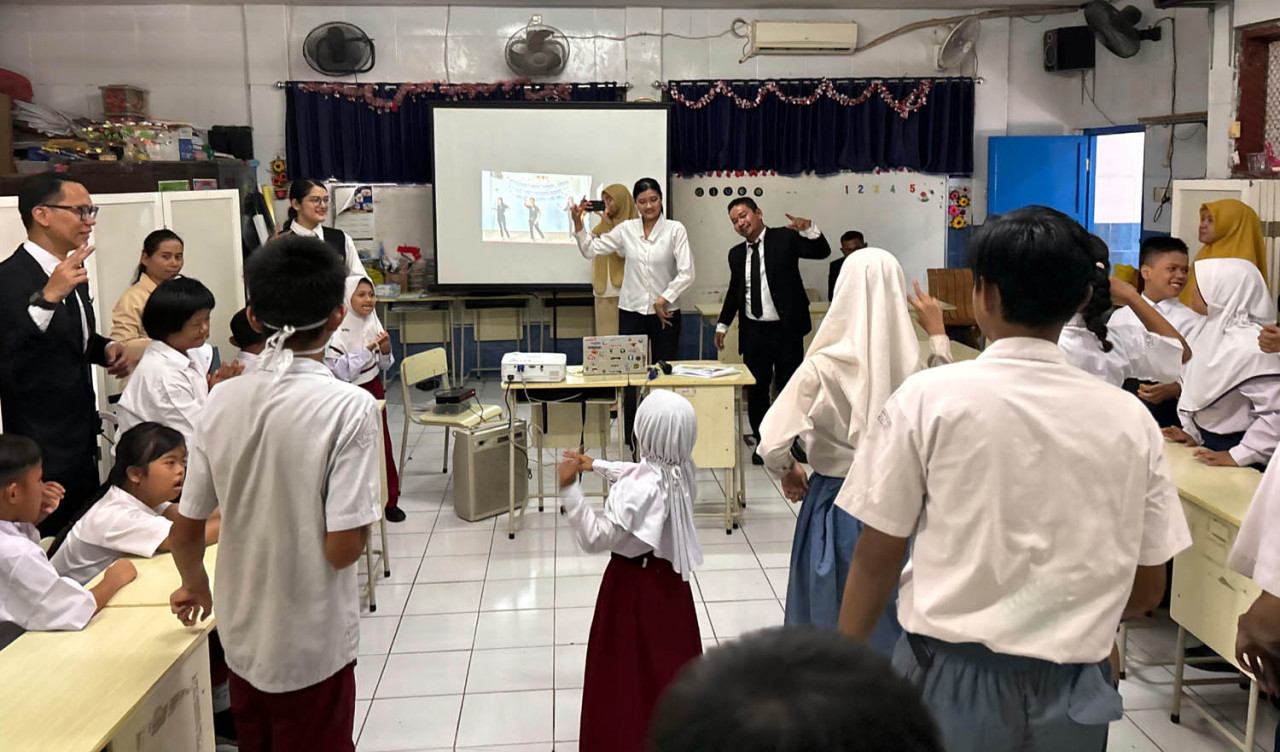 Santika Pandegiling Surabaya Rayakan Hari Guru dengan Cara Unik