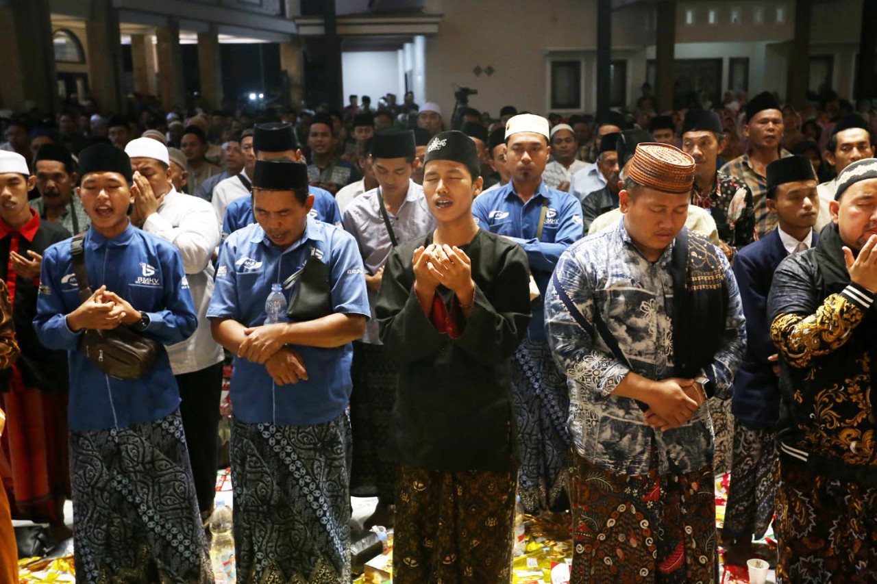 Ribuan santri shalawatan bareng Gus Iqdam, di Majelis Ta'lim Sabilu Taubah, Blitar, Selasa (04/11/2025) dini hari. (Foto: Ali Masduki/jatimnow.com)