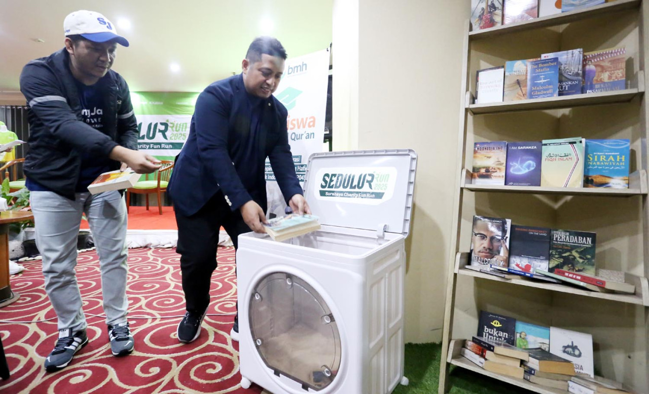 Indokhul Ma’mun dan Fadli Mubarok melakukan simbolis donasi buku saat kick-off SedulurRun 2025 di Surabaya, Sabtu (01/11/2025). (Foto: Ali Masduki/jatimnow.com)