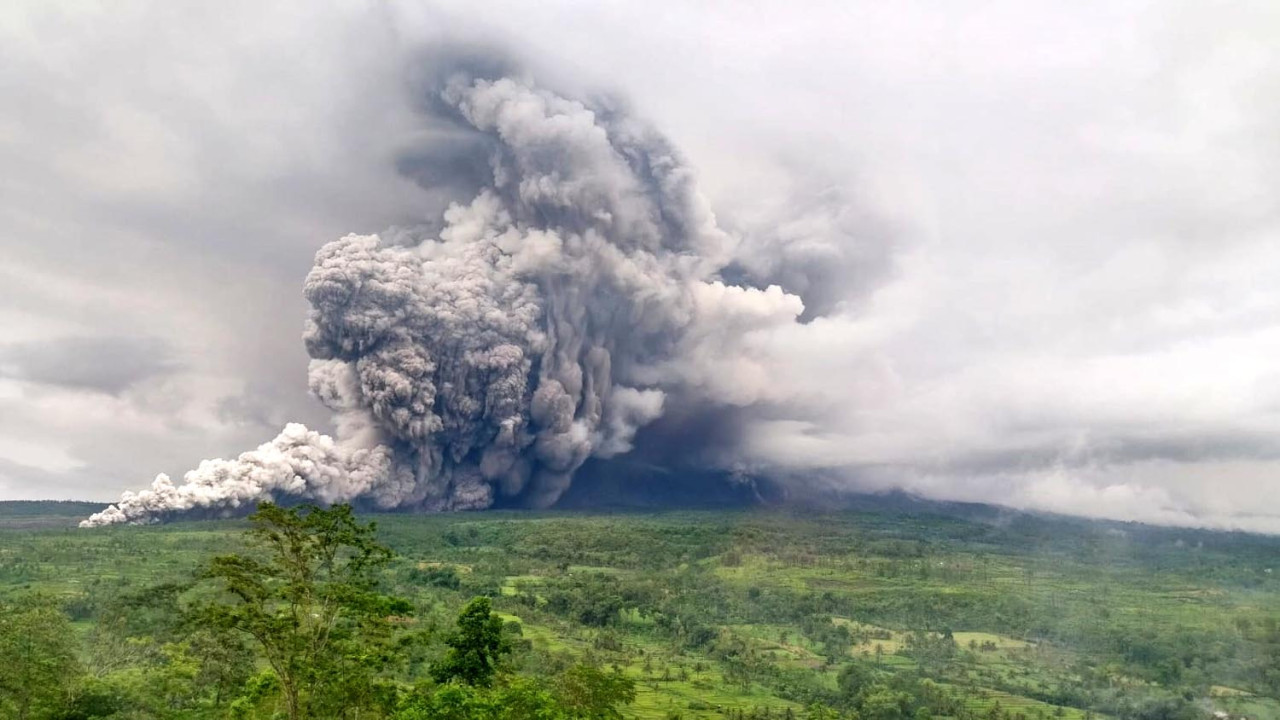 Gunung Semeru memuntahkan awan panas guguran (APG) dengan jarak luncur mencapai 8,5 kilometer dari puncaknya. (Foto/Dokumentasi BPBD)