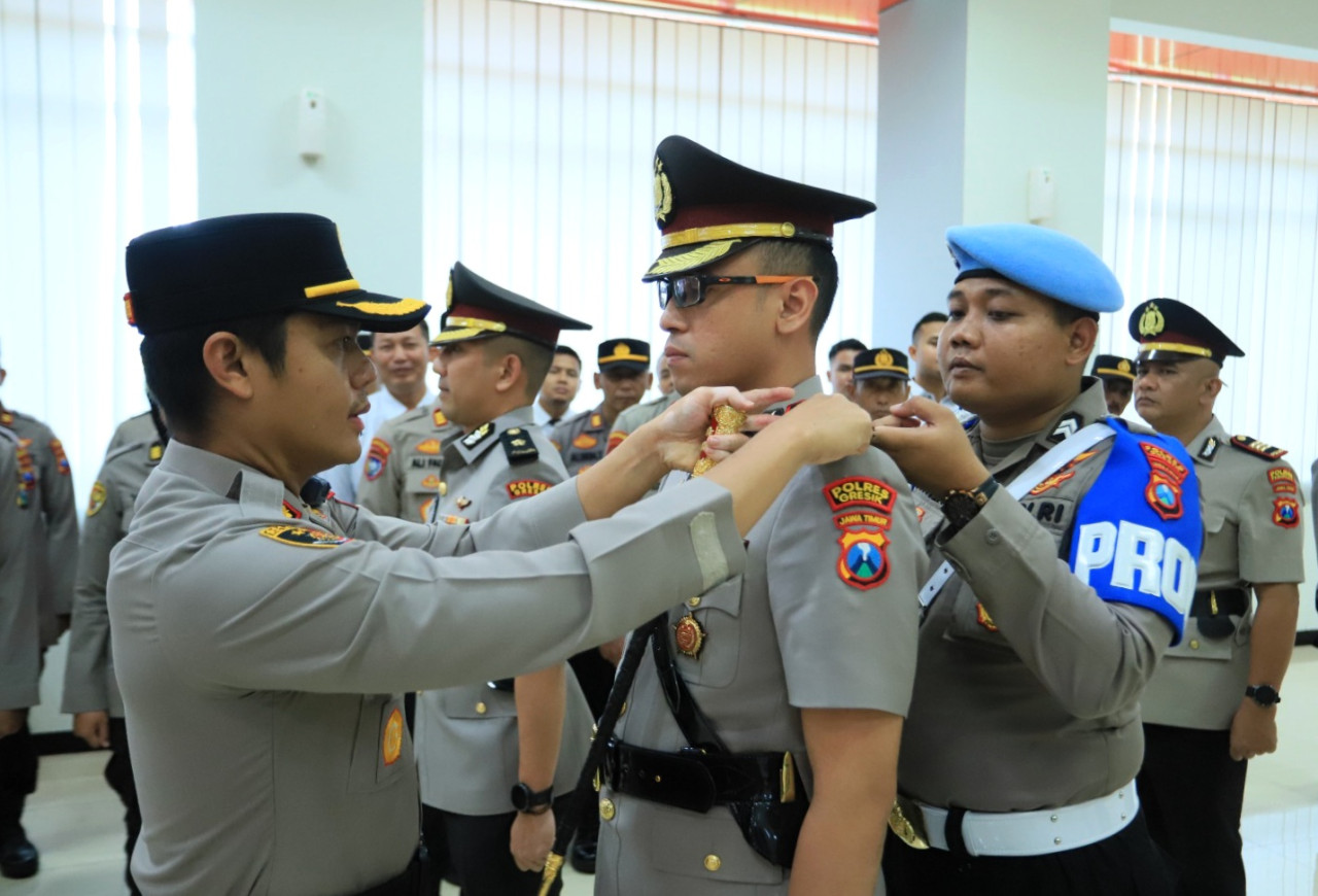 Foto: Kapolres Gresik AKBP Rovan Mahenu saat memimpin Sertijab Jajaran Polres Gresik. (Humas Polres Gresik/jatimnow.com)