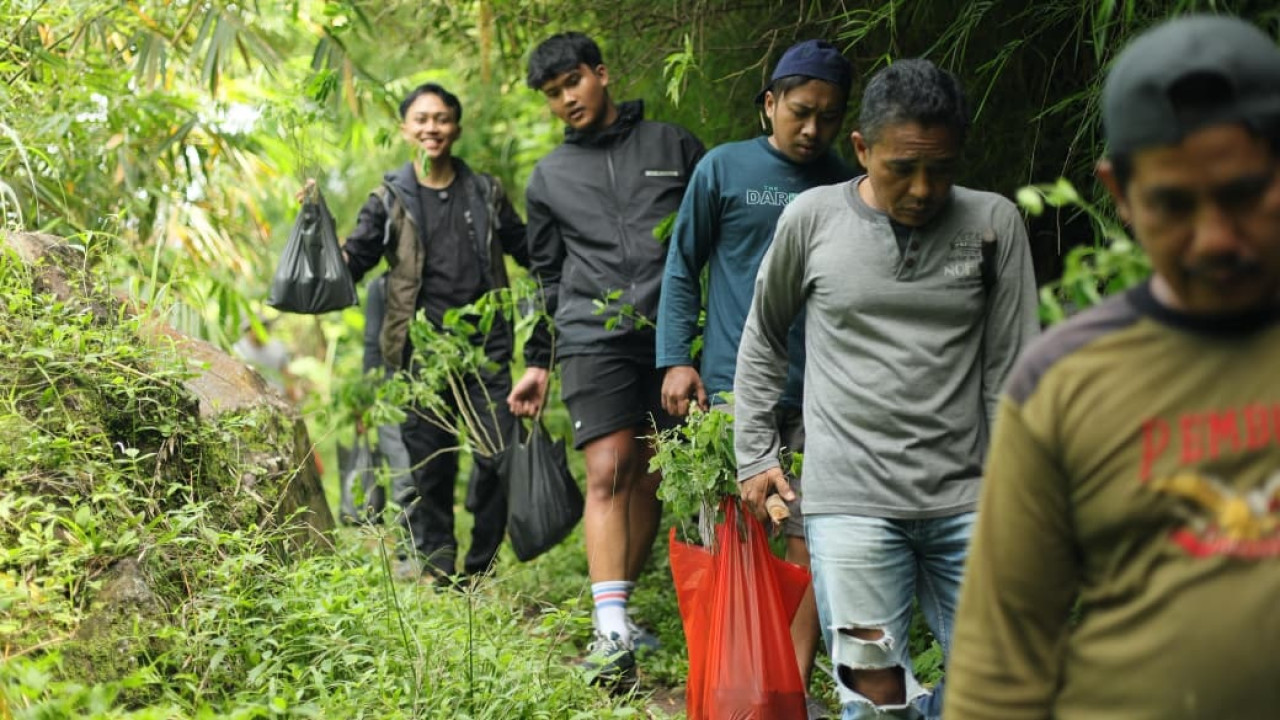 Aksi yang dipusatkan di Desa Genting, Mojokerto ini, diikuti oleh peserta dari komunitas Sport Trip, anggota yayasan Sekawan Bumi, dan warga setempat. (Foto: Sport Trip for JatimNow.com)