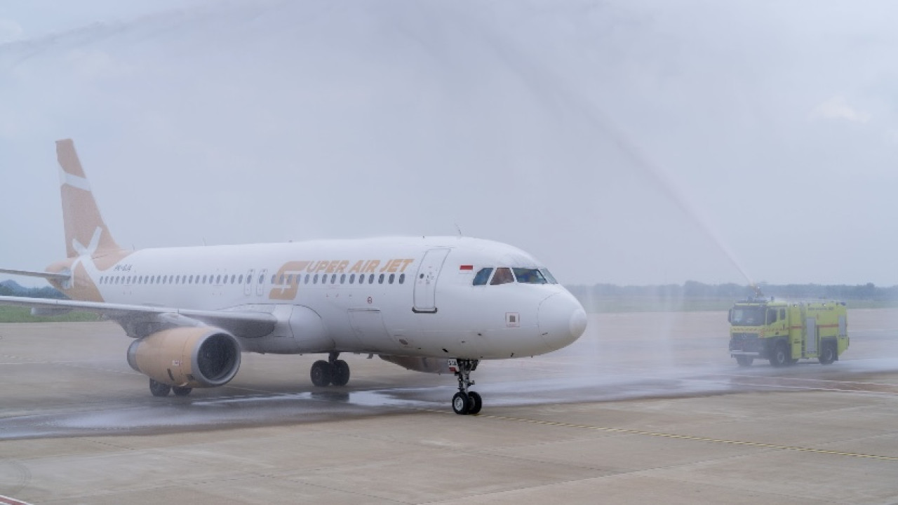 Penerbangan perdana Super Air Jet di Bandara Dhoho Kediri. (Foto: Bandara Dhoho Kediri/jatimnow.com)