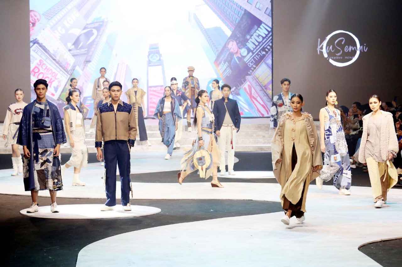 Ku-Semai menghadirkan 20 koleksi bertema “New Rebel on the Block” di Surabaya Fashion Parade 2025. (Foto: Ali Masduki/jatimnow.com)