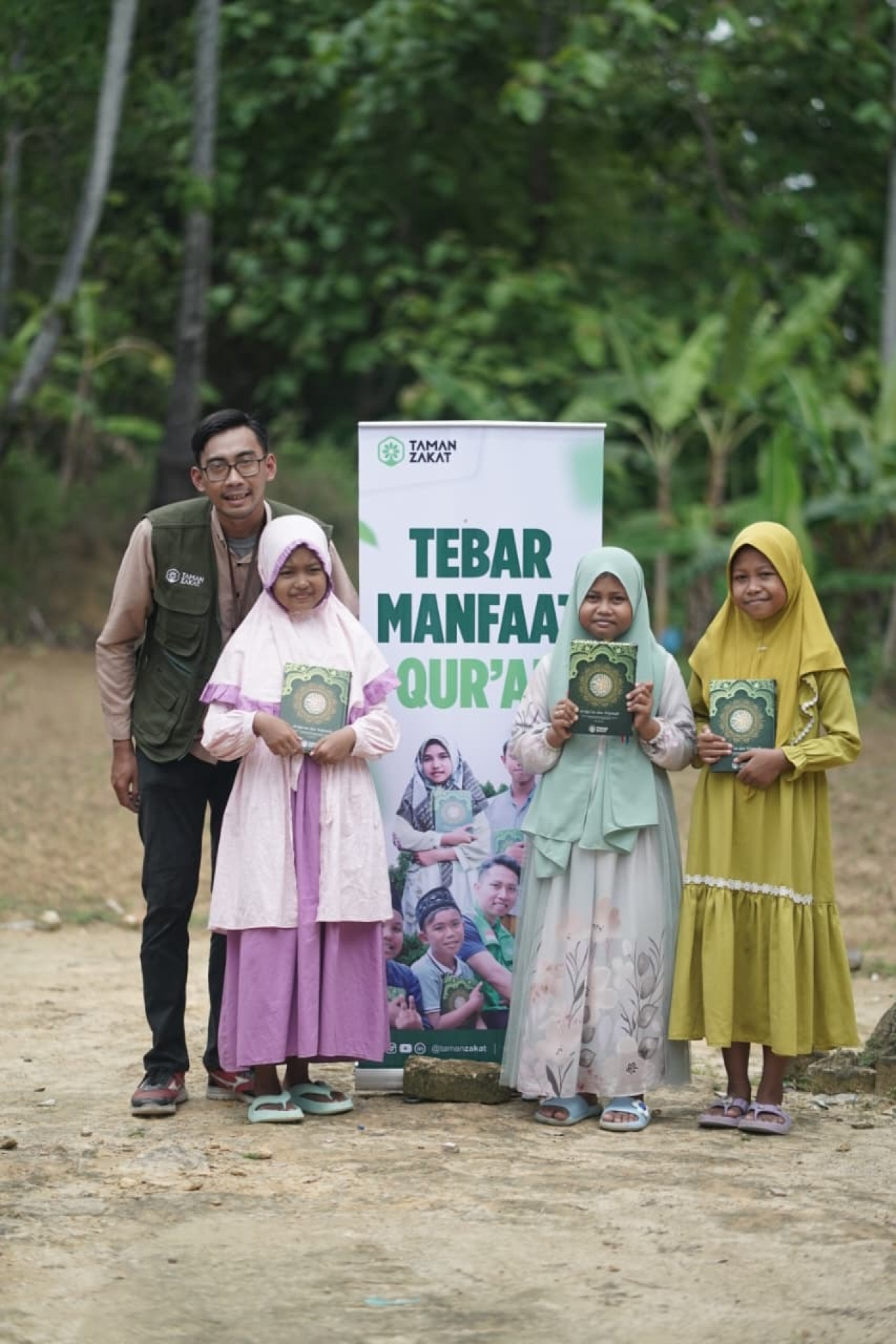 Bantuan ini bertujuan untuk mengganti Al-Qur'an lama yang sudah tidak layak pakai dan mendukung proses belajar mengaji para santri. (Foto: Taman Zakat for JatimNow.com)