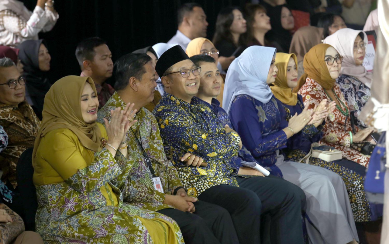 Tamu undangan dibuat kagun dengan karya-karya yang ditampilkan di catwalk IWAPI Fashion Runway di Surabaya, Selasa (18/11/2025).IWAPI Fashion Runway dua adalah perayaan fesyen yang menghubungkan budaya, kreativitas, dan peluang ekonomi. (Foto: Ali Masduki/jatimnow.com)