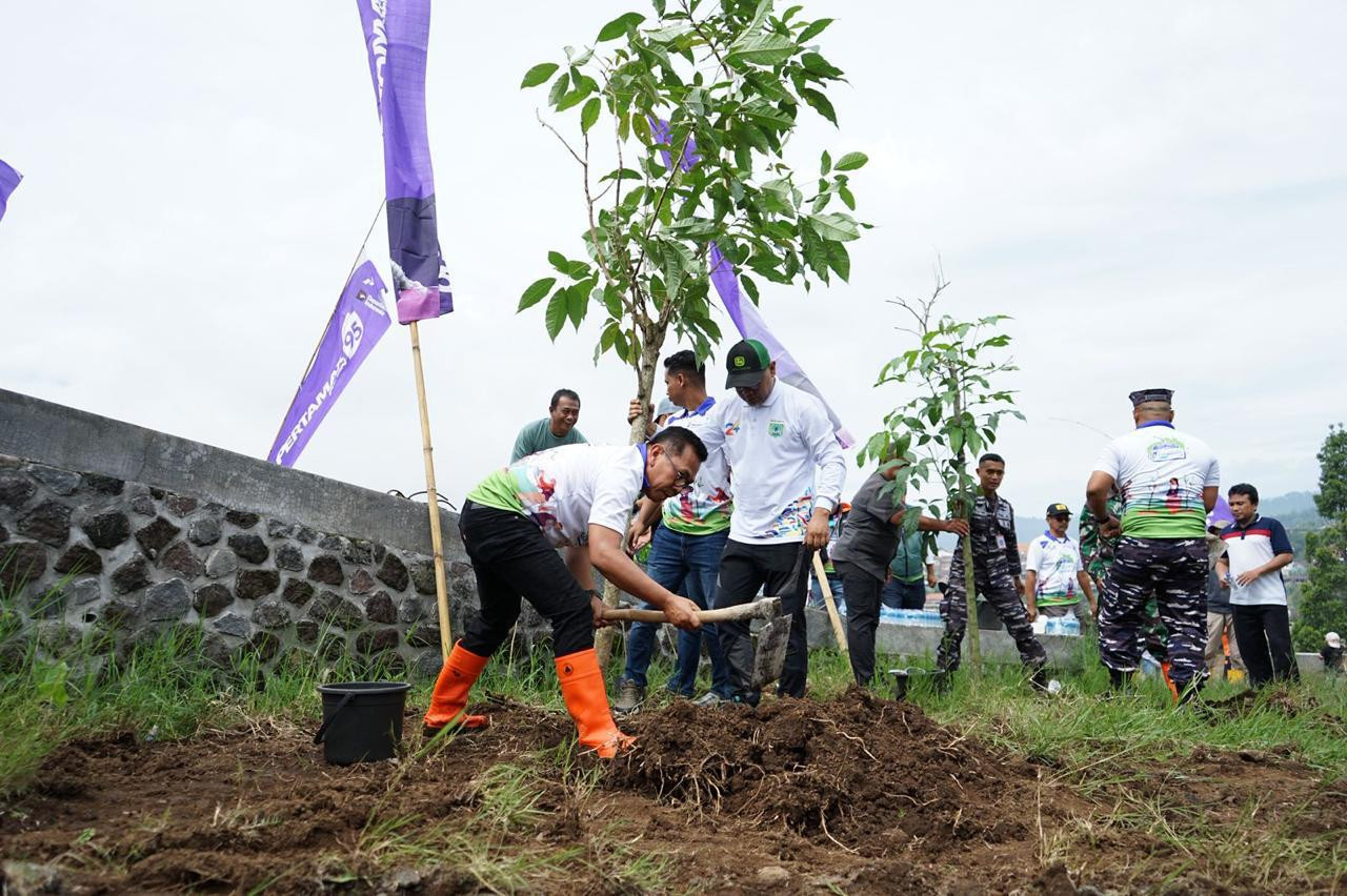 Foto: Pertamina tanam simbolis pohon di hulu Sungai Brantas, Kota Batu bersama Pemerintah Kota (Pemkot) Batu (Public Relation Pertamina/ istimewa)