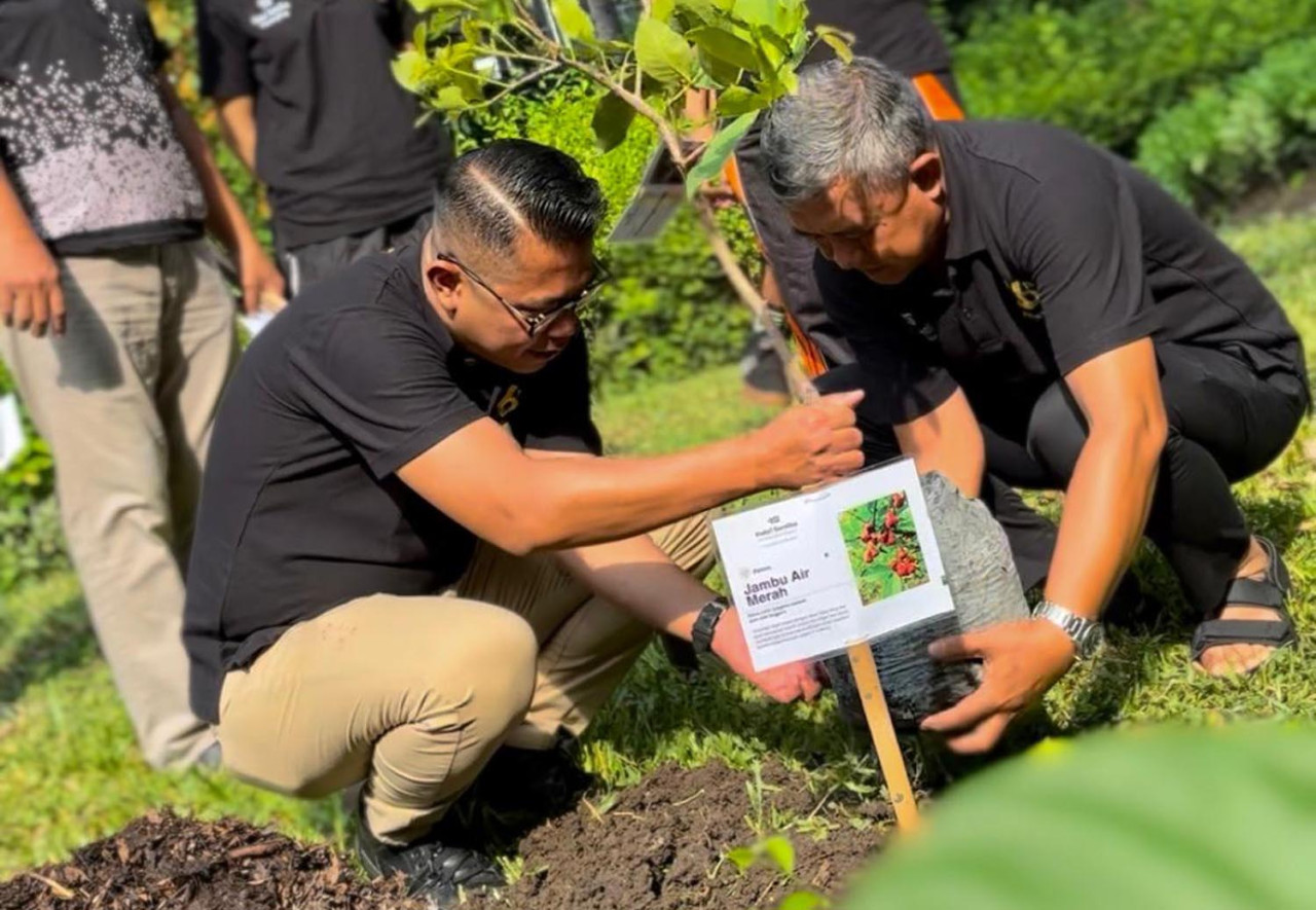Penanaman pohon di Taman Flora atau Kebun Bibit Surabaya, Jumat (21/11/2025). (Foto: Hotel Santika for JatimNow.com)