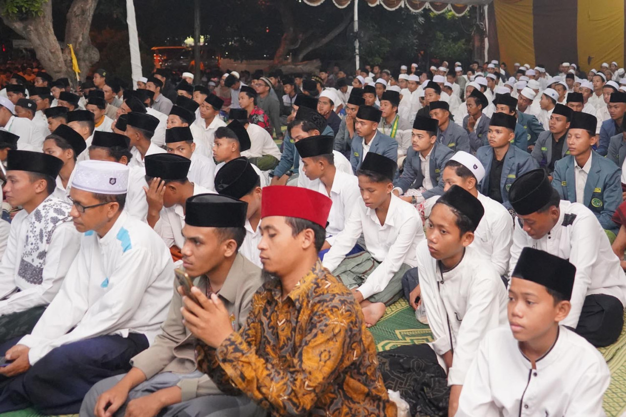 Ribuan warga Bangkalan tumpah ruah gelar Tasyakuran Nyalase Aghung sambut gelar Pahlawan Nasional Syaikhona Muhammad Kholil. (Foto: FJN for JatimNow.com)