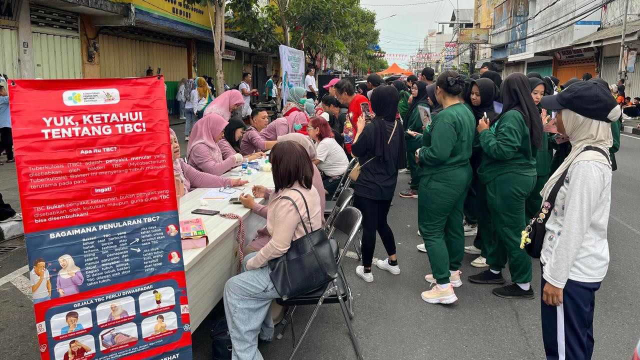 Dinkes Kota Kediri Gelar TOSS TBC dan Cek Kesehatan Gratis di CFD Jalan Dhoho. (Foto: Pemkot Kediri/jatimnow.com)