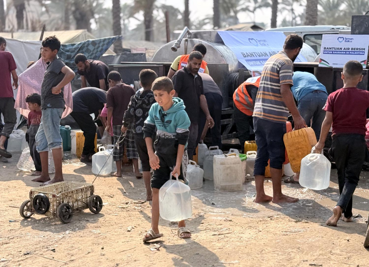 Teman Baik bergerak cepat menyalurkan 32.000 liter air bersih untuk pengungsi di wilayah Gaza Selatan pada Senin, 10 November 2025. (Foto: Teman Baik for JatimNow.com)