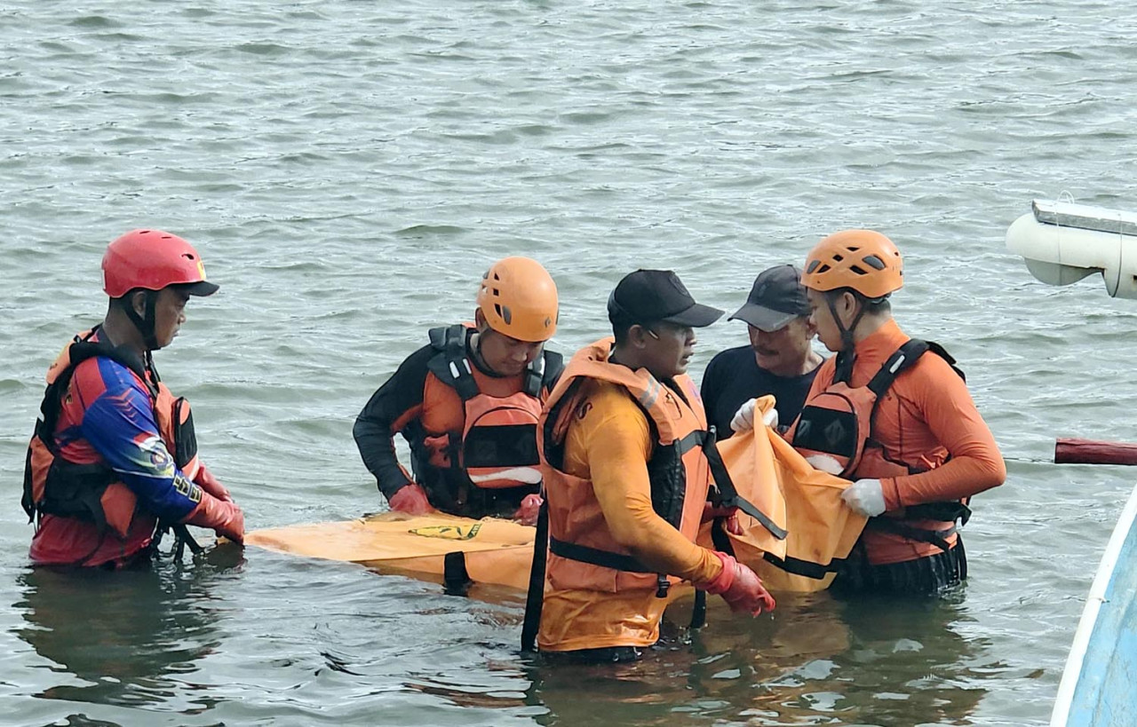 Korban ditemukan dalam kondisi meninggal dunia pada Selasa siang (17/11/2025), sekitar 1,3 mil laut dari lokasi awal dilaporkan hilang. (Foto/Basarnas Surabaya)