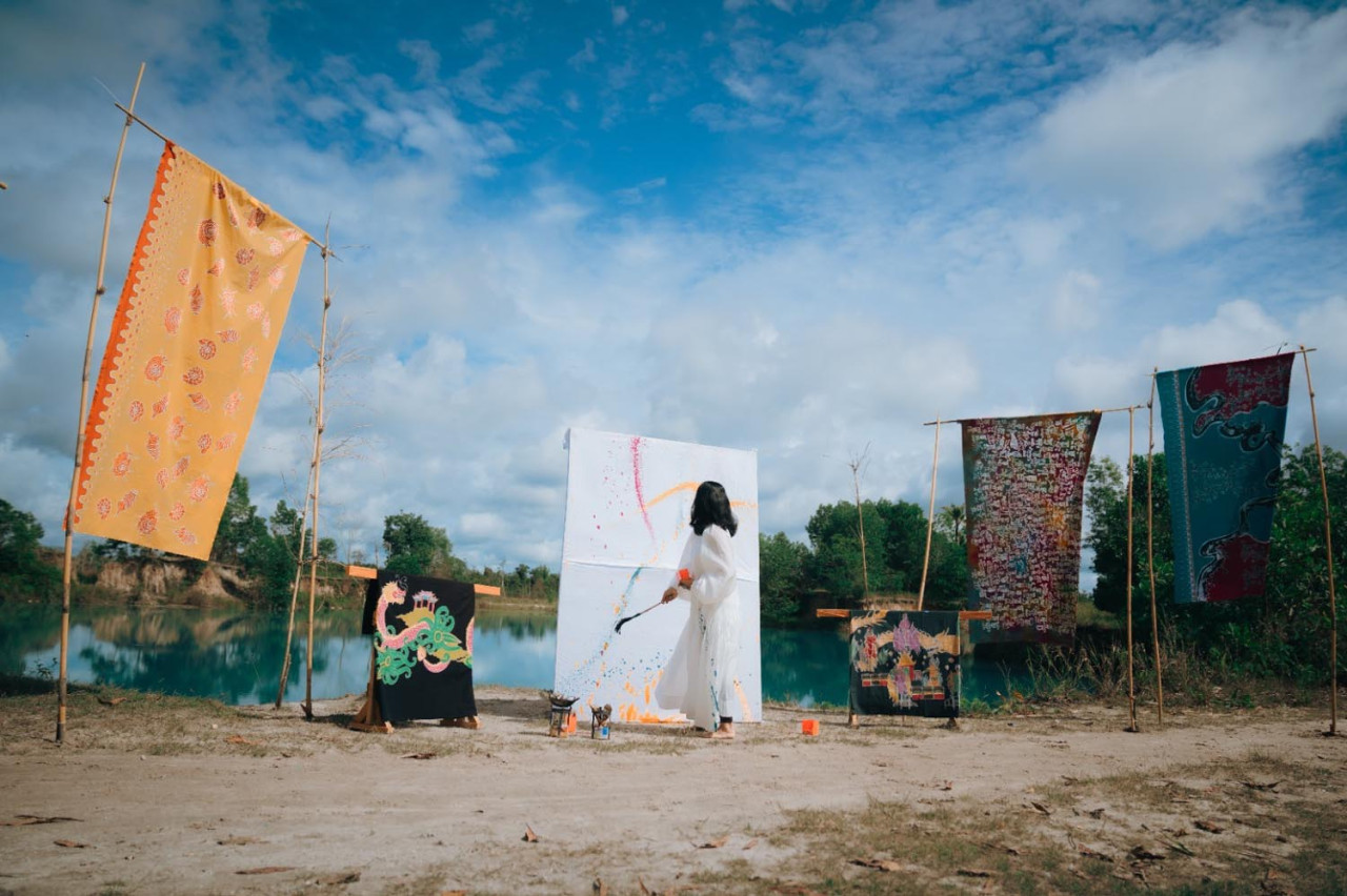 Priska Yeniriatno, Pencipta Ruang Kedua bagi Perempuan dan Anak Muda, dari Singkawang, ia meninggalkan karier untuk membangun rumah batik. Modal awalnya sederhana, tabungan dan keberanian. Kini ia mengelola tiga kampung wisata batik, memberdayakan ibu rumah tangga, hingga pemuda putus sekolah. Foto: Astra for JatimNow.com