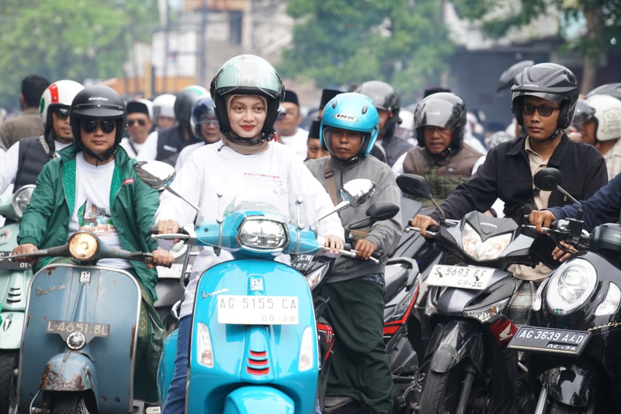 Mbak Vinanda saat mengikuti touring religi Hari Santri Nasional. (Foto: Pemkot Kediri/jatimnow.com)