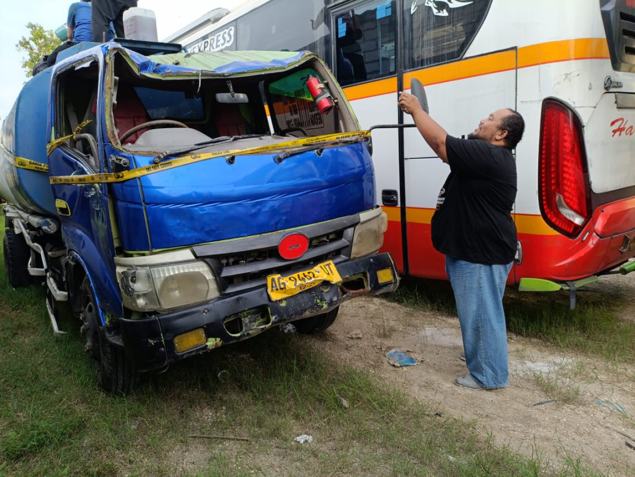 Foto: Truk tangki yang terguling di Tulungagung. (Bramanta/jatimnow.com)