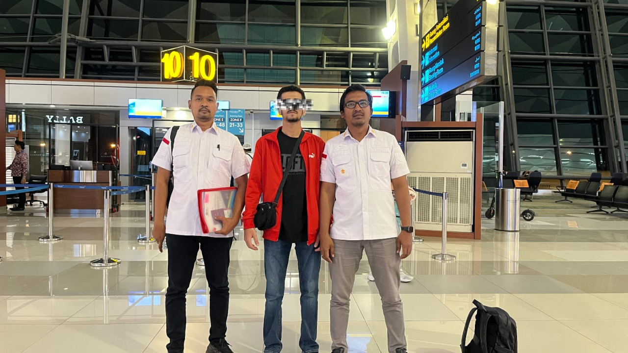 Pendeportasian BY, WN asal Turki oleh Imigrasi Kediri. (Foto: Imigrasi Kediri/jatimnow.com)