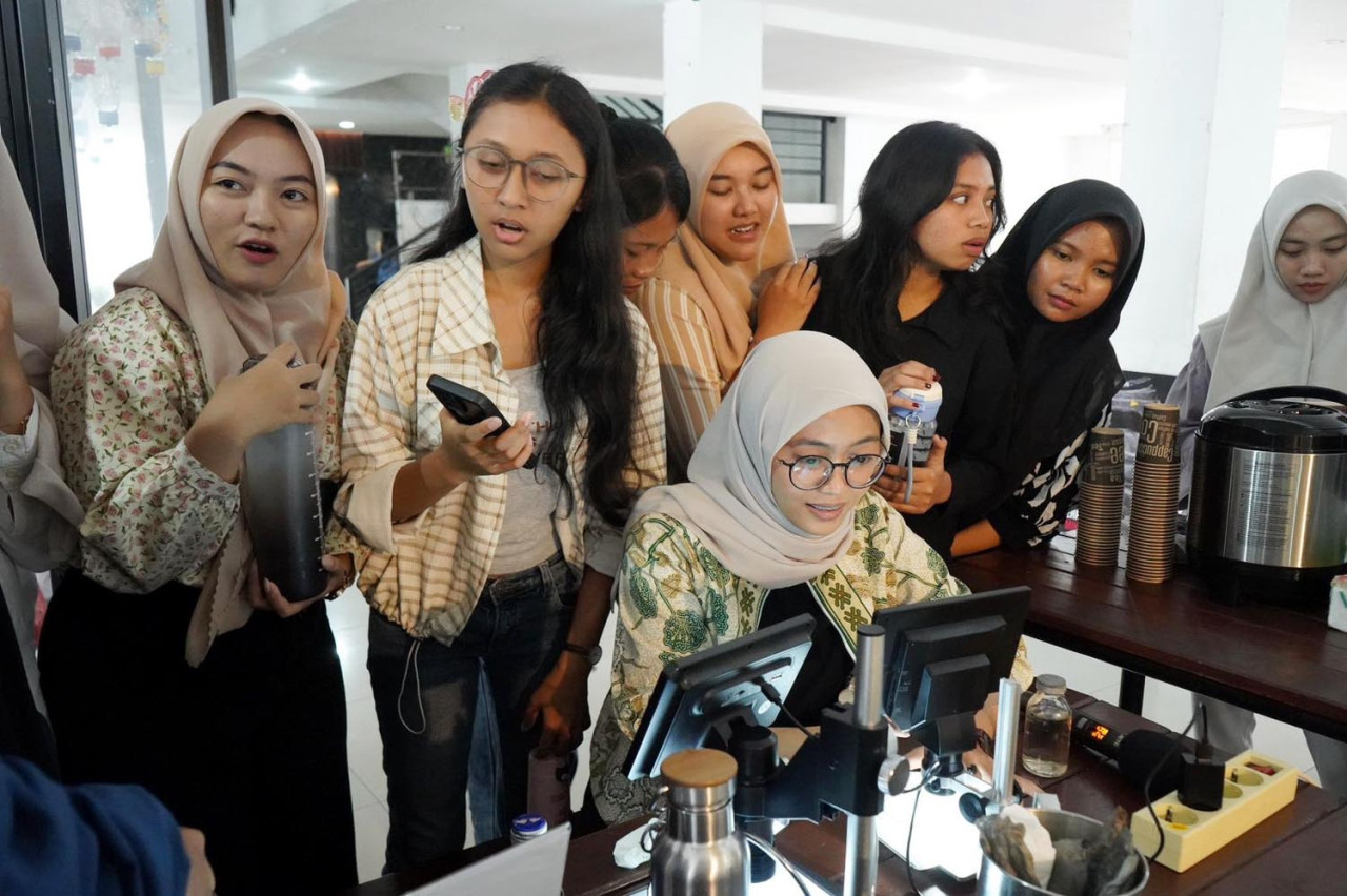 Penelitian terbaru Ecoton menemukan bahwa sebagian besar sumber air di wilayah ini telah terpapar mikroplastik. (Foto/Ecoton for JatimNow.com)
