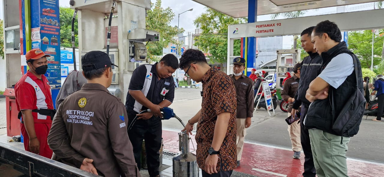 Foto: Petugas saat mengecek kualitas BBM di SPBU. (Bramanta/jatimnow.com)