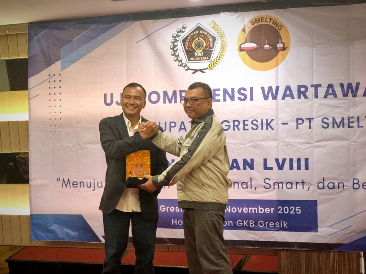 Ketua PWI Gresik Deni Ali Setiono dan Perwakilan PT Smelting di acara pembukaan Uji Kompetensi Wartawan (UKW) 2025. (Foto: PWI Gresik)