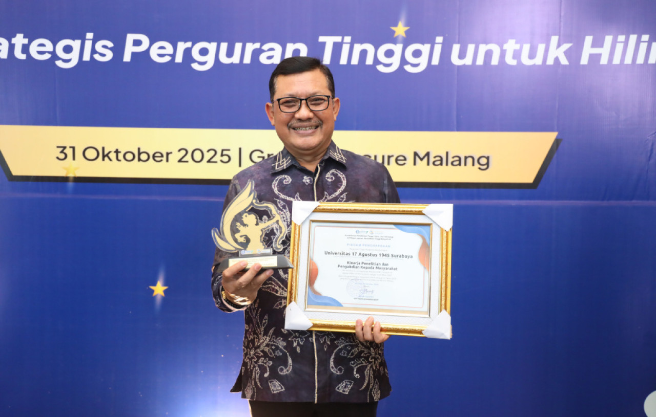 Rektor Untag Surabaya, Prof. Mulyanto Nugroho, mengungkapkan rasa syukurnya atas penghargaan yang diraih. (Foto: Humas Untag Surabaya for JatimNow.com)