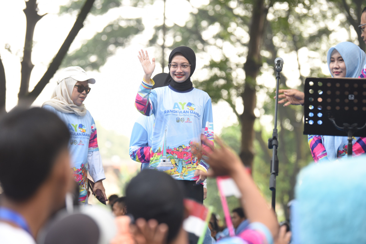 Foto: Wali Kota Vinanda Prameswati saat melepas peserta mlaku bareng. (Prokopim/jatimnow.com)
