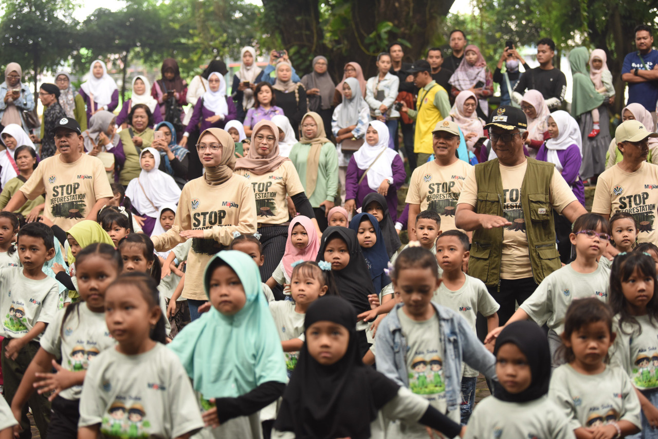 Foto: Wali Kota Kediri Vinanda Prameswati bersama peserta lomba. (Yanuar Dedy/jatimnow.com)