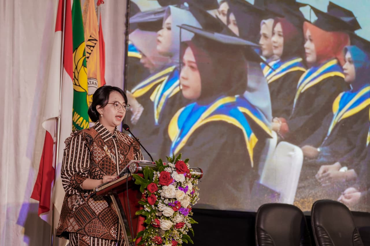 Mbak Cicha saat wisuda mahasiswa Stikes Pamenang. (Foto: Pemkab Kediri/jatimnow.com)