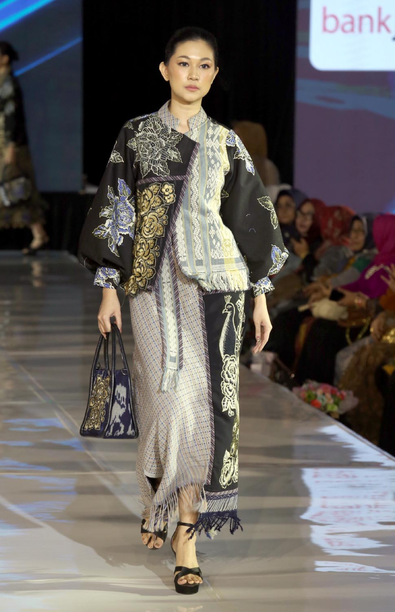 Model menampilkan koleksi Yan Khurin by Hariyani Wisnu di IWAPI Fashion Runway. Desain wastra yang dipadukan dengan gaya modern terlihat memukau di hadapan para penonton. (Foto: Ali Masduki/jatimnow.com)
