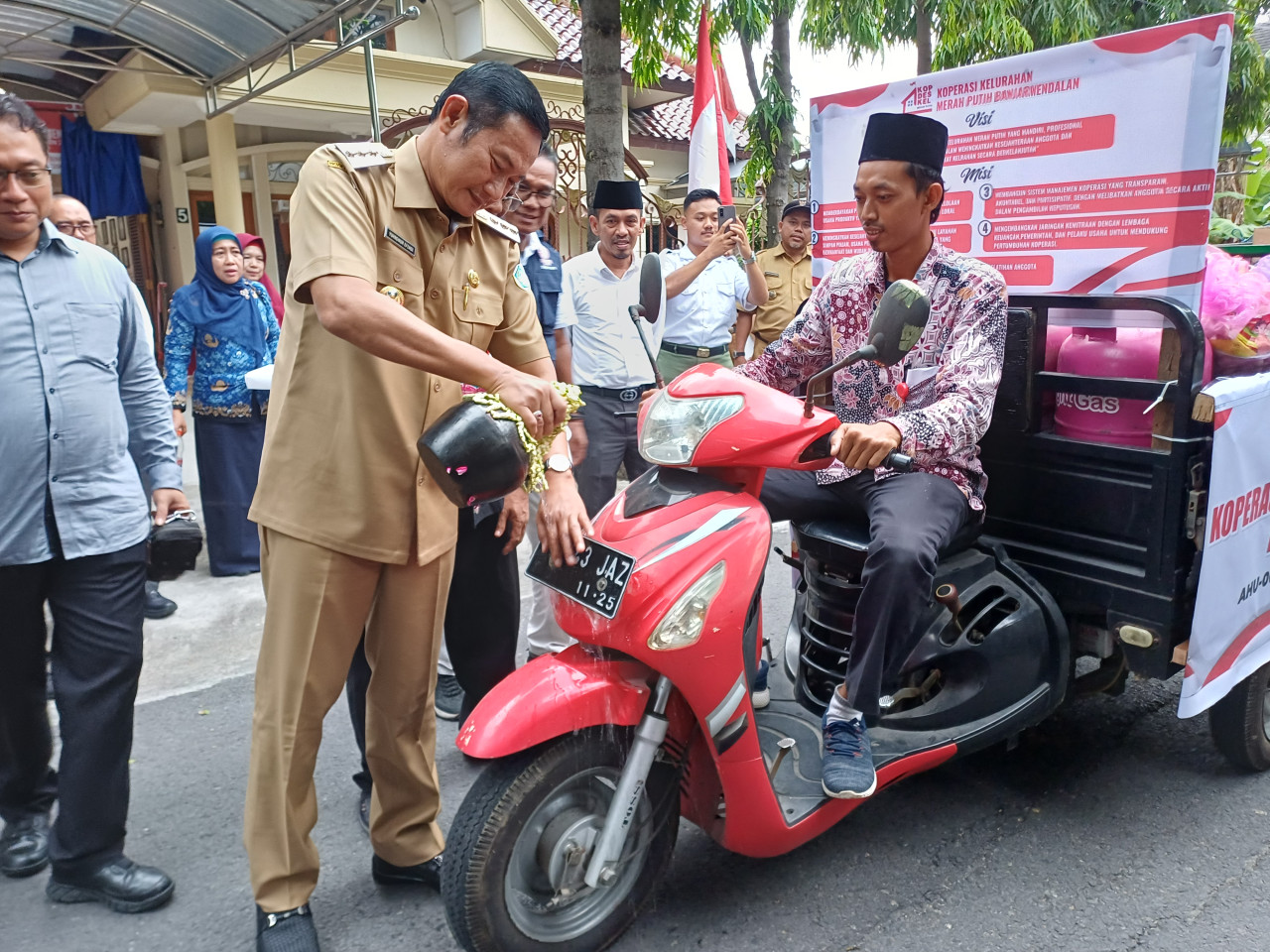 Foto: Bupati Lamongan, Yuhronur Efendi saat memberangkatkan pasokan bahan pokok dari KDMP Kelurahan Banjarmendalan ke SPPG Banjarmendalan. (Adyad Ammy Iffansah/jatimnow.com)