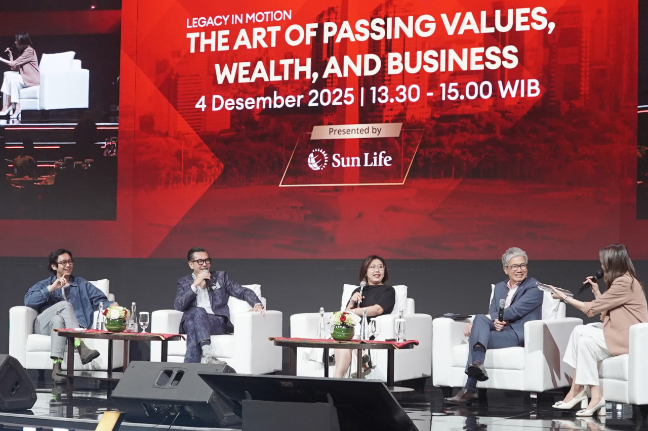 Octavianus Ariwan, Chief Partnership Distribution Officer Sun Life Indonesia (kedua dari kanan) bersama para narasumber (kiri ke kanan) Brandon Salim dan Ferry Salim, keluarga selebriti sekaligus pebisnis, Ruping Lolo Alias Vince, Notary Public & Land Deed Official, serta Rosaline Hioe, selaku moderator (kanan); pada sesi Wealth Practice bertajuk Legacy in motion: The Art of Passing Values, Wealth, and Business persembahan Sun Life Indonesia dalam acara CIMB Niaga Wealth Xpo yang diadakan di Jakarta (4/12).