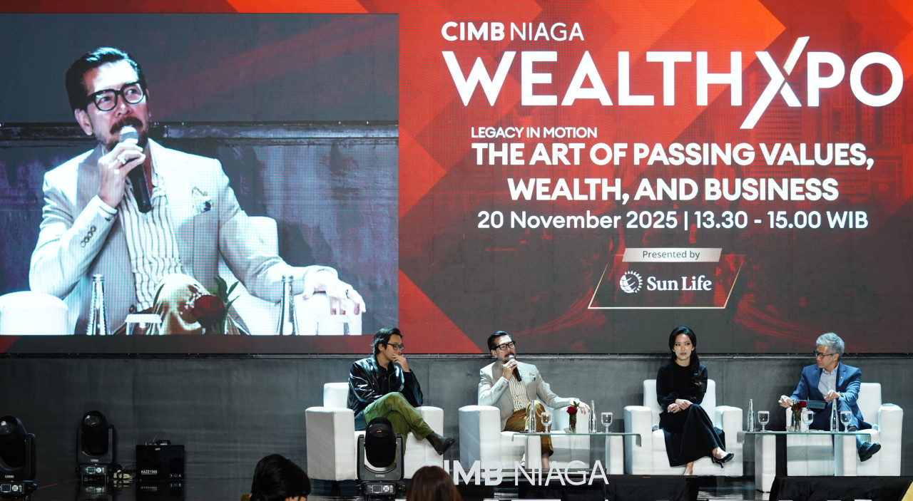 Octavianus Ariwan, Chief Partnership Distribution Officer Sun Life Indonesia (kanan) bersama para narasumber (kiri ke kanan) Brandon Salim dan Ferry Salim, keluarga selebriti sekaligus pebisnis, serta Fenny Hudaya Sulistyo, Notary Public & Land Deed Official; pada sesi Wealth Practice bertajuk Legacy in motion: The Art of Passing Values, Wealth, and Business persembahan Sun Life Indonesia dalam acara CIMB Niaga Wealth Xpo yang diadakan di Surabaya (20/11).