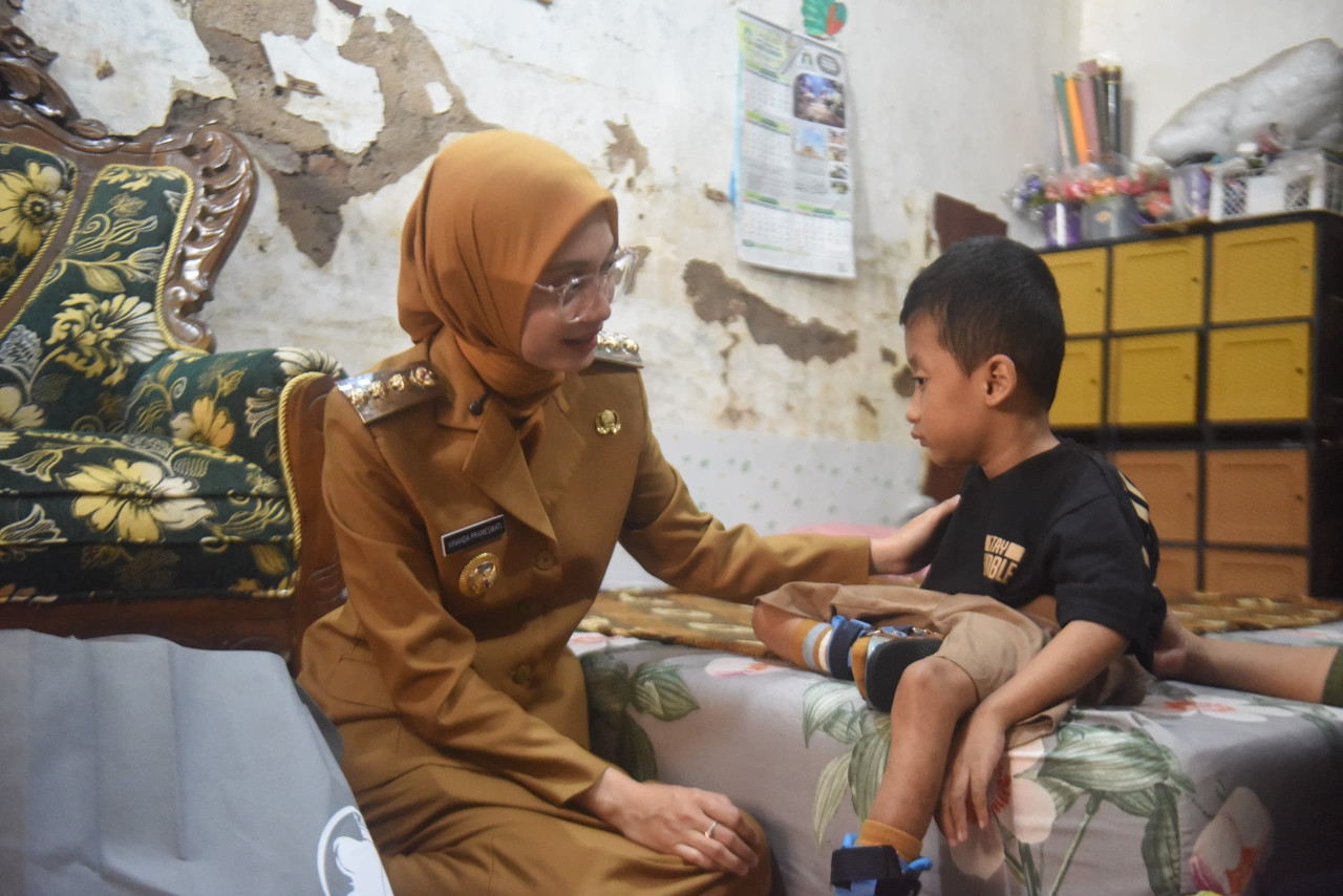 Mbak Vinanda saat mengantar BLT MAPAN ODKB. (Foto: Pemkot Kediri/jatimnow.com)