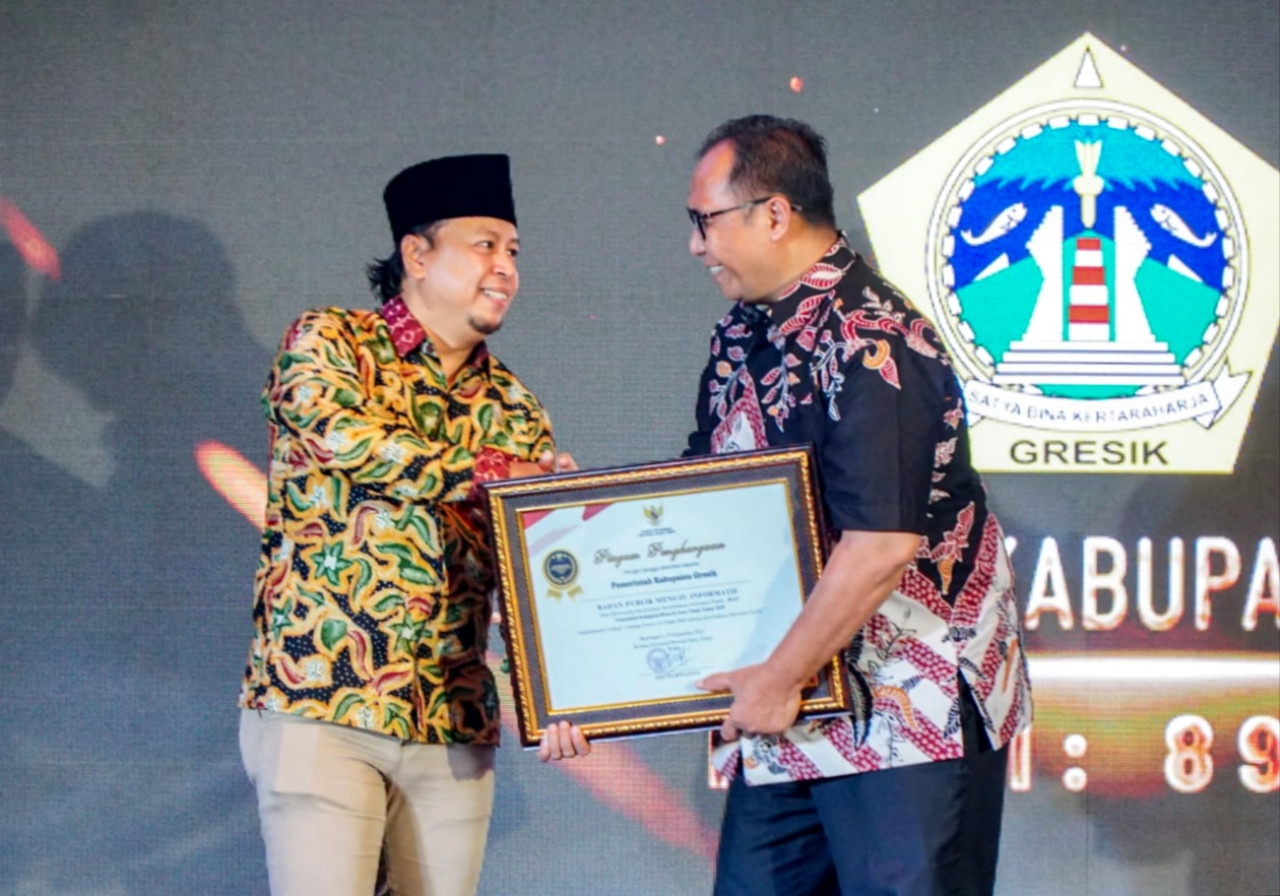 Sekretaris Daerah Kabupaten Gresik, Achmad Washil Miftahul Rahman (kanan) saat menerima penghargaan Badan Publik Kategori Menuju Informatif KI Award 2025. (Foto: Diskominfo Gresik)