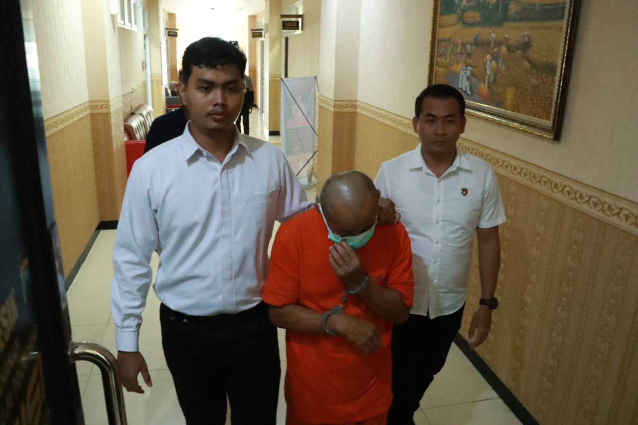 Pelaku kasus asusila anak saat diamankan Unit PPA Satreskrim Polres Gresik. (Foto: Humas Polres Gresik)